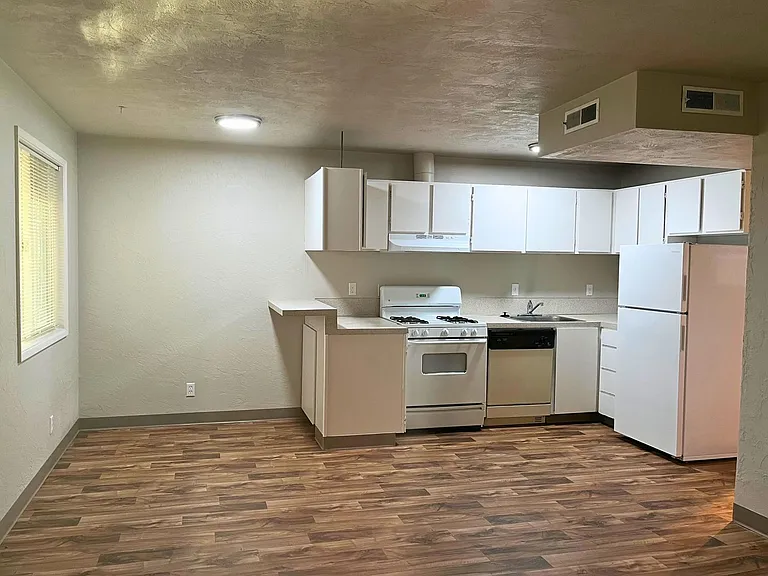 2705 Oak St #15 — Photo 6