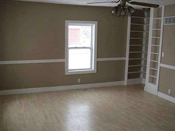 4th image of 101 S Commercial St