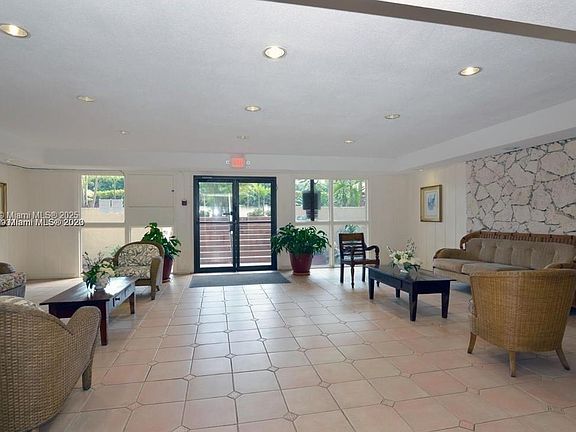 3rd image of 1205 Mariposa Ave APT 411