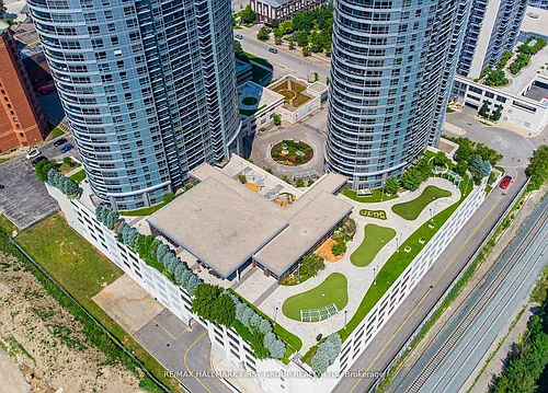 125 Village Green Sq Photo 1