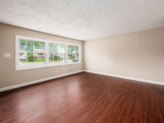 4th image of 2861 Dennis Ln