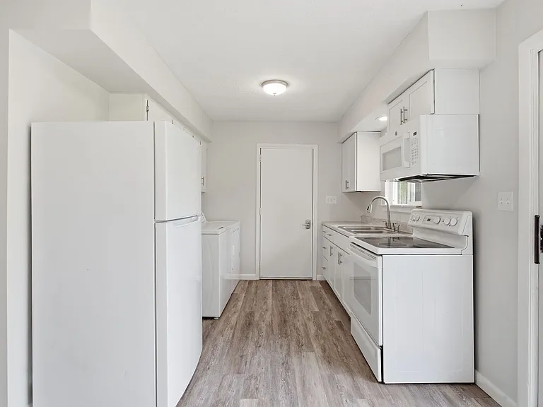 2895 Spring Hill Dr — Photo 3