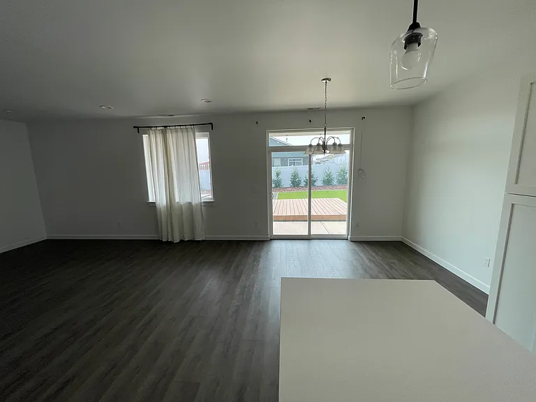 1325 W Bonneville St — Photo 11