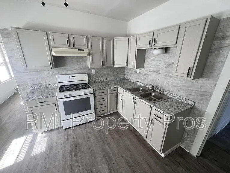 3284 N 30th St — Photo 32