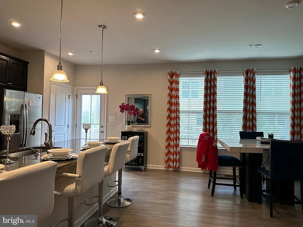 3 bed, 2.5 bath, 1824 sqft, $3,300 — Photo 4