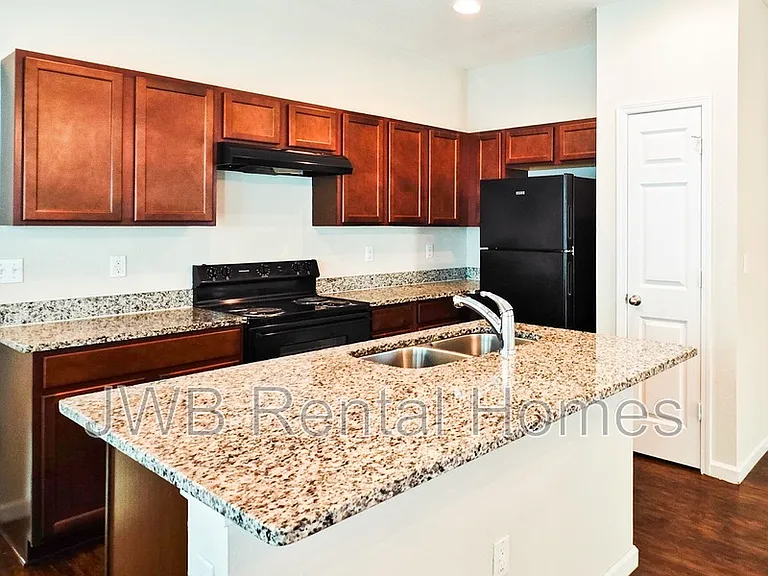 1282 Lake Shore Blvd — Photo 2