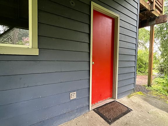 3rd image of 12529 Sunrise Dr NE