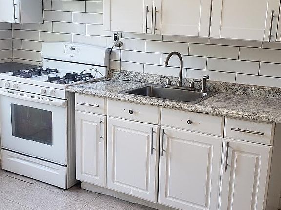 2nd image of 165 Isabella Ave #2R