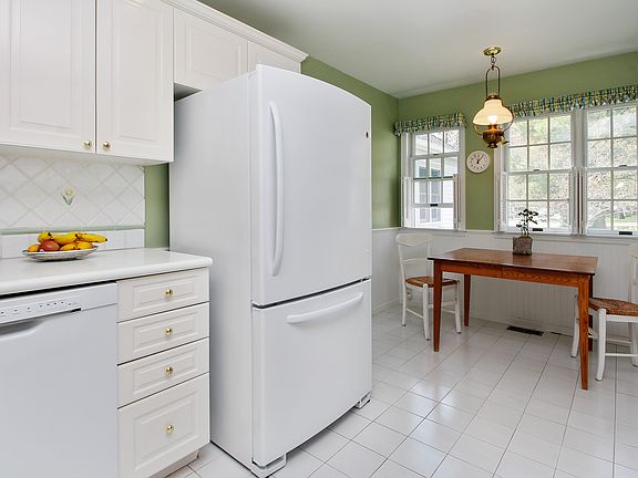 4th image of 24 Brook Hills Cir