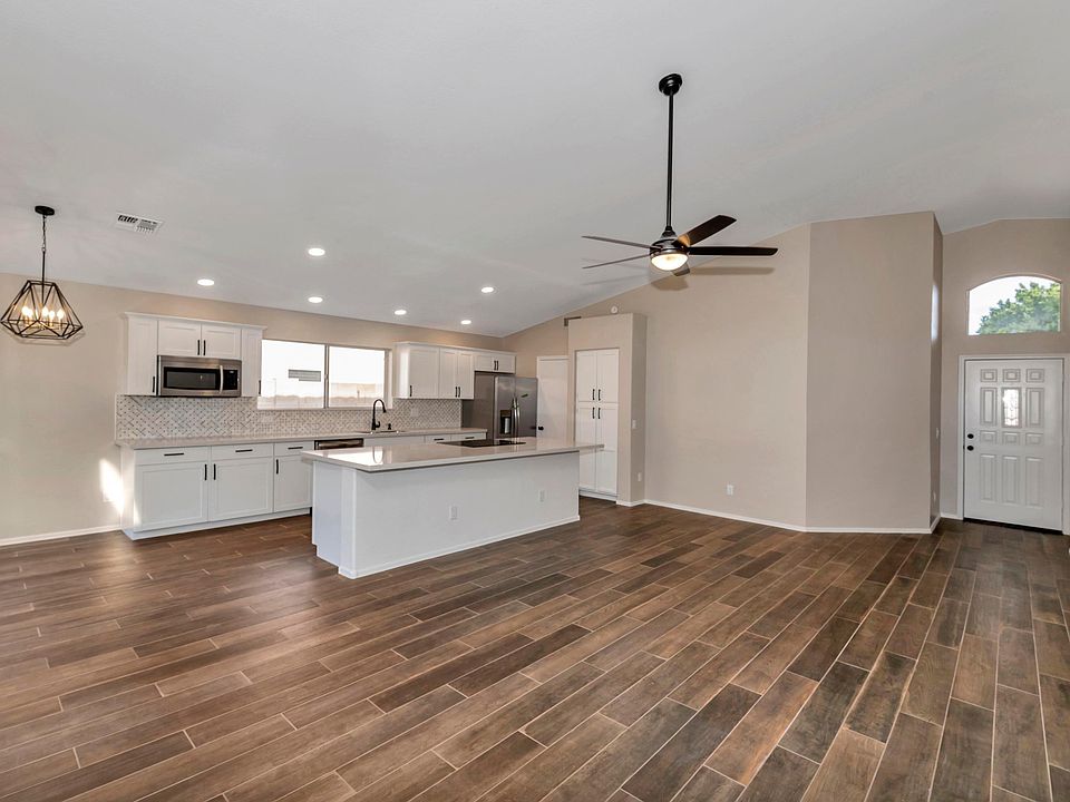 1st image of 4207 E Balsam Ave