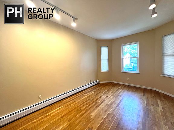 4th image of 15 Ralph Piteri Ter APT 1