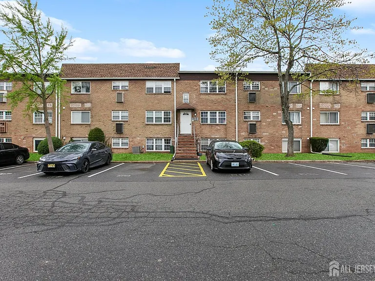 396 College Dr — Photo 17
