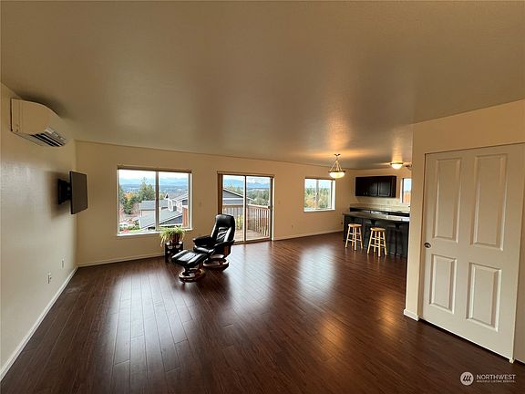 4th image of 20149 Hogue Place NE