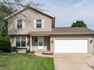 17 Reading Rd, Bloomington, IL 61701