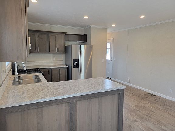 5th image of 15983 Villaire Ave