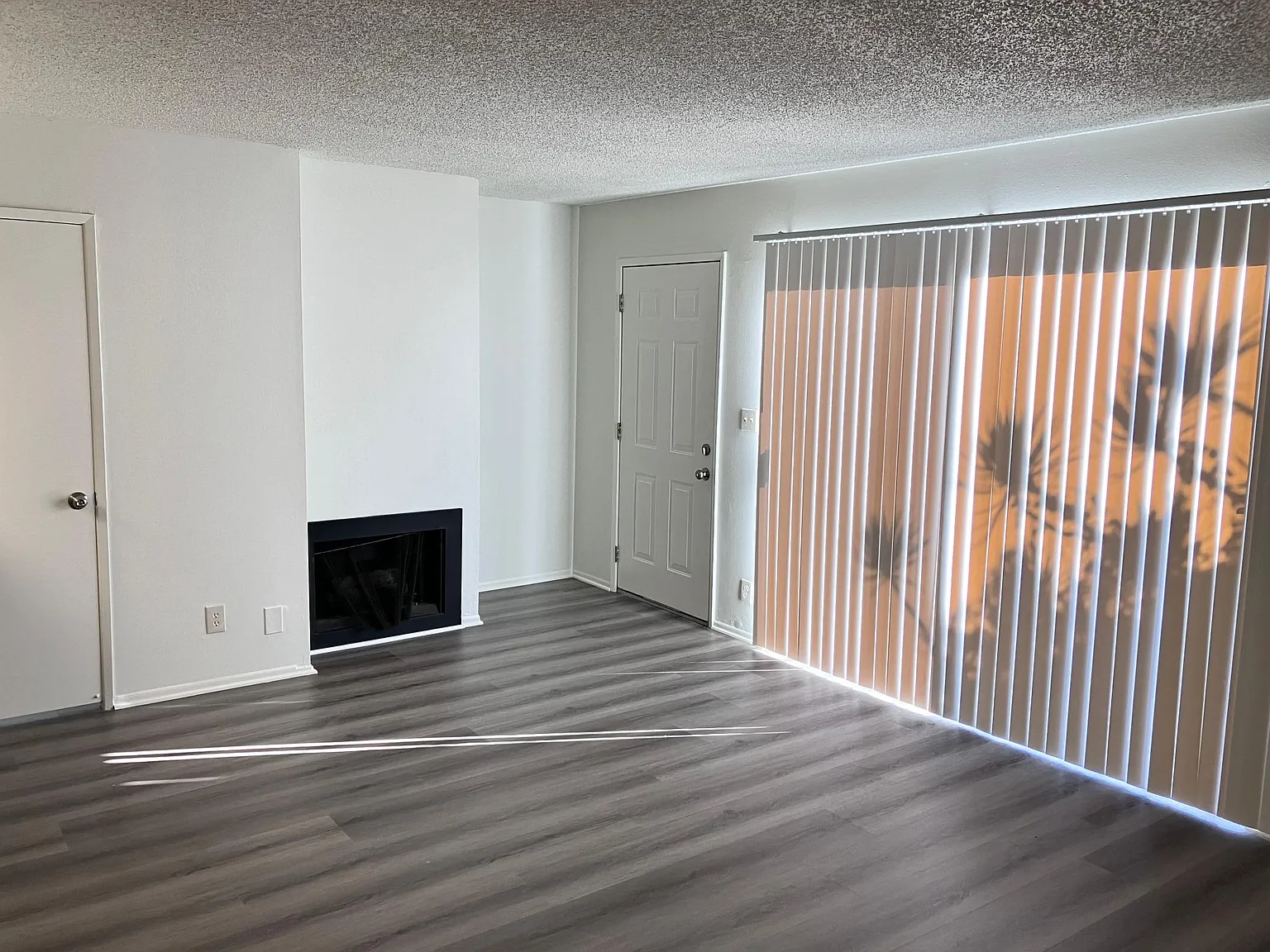 3 bed, 2.5 bath, 1225 sqft, $3,250 — Photo 3