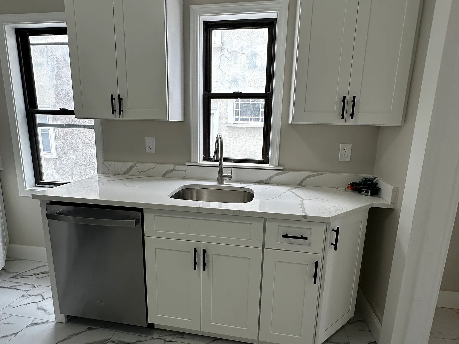 3 bed, 1000 sqft, $2,800 — Photo 2