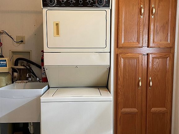 4th image of 32 Oakview Dr