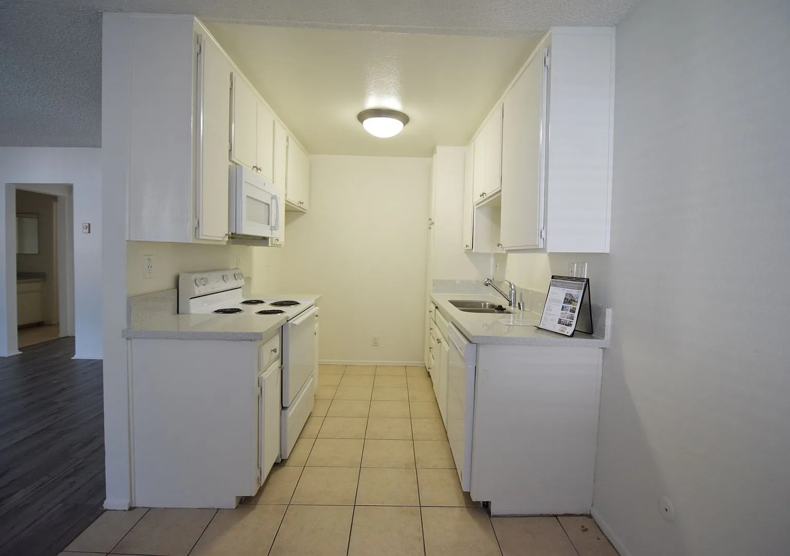 6115 Whitsett Ave — Photo 3
