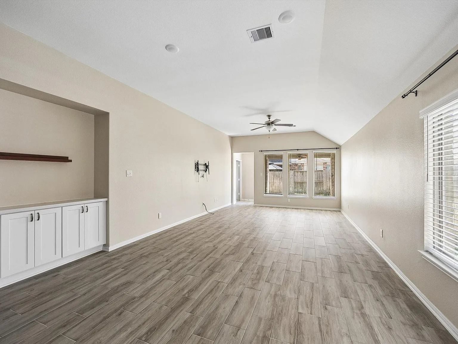 3 bed, 2.0 bath, 1743 sqft, $2,600 — Photo 4