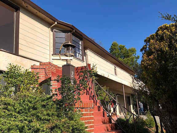 Front stairs Upper unit Garage to right