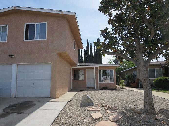 6081 Entry and front yard