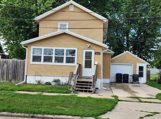 904 10th St, Belle Plaine, IA 52208