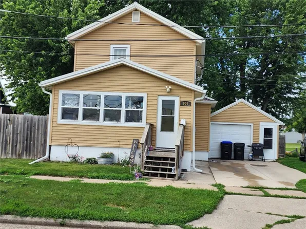 904 10th St, Belle Plaine, IA 52208