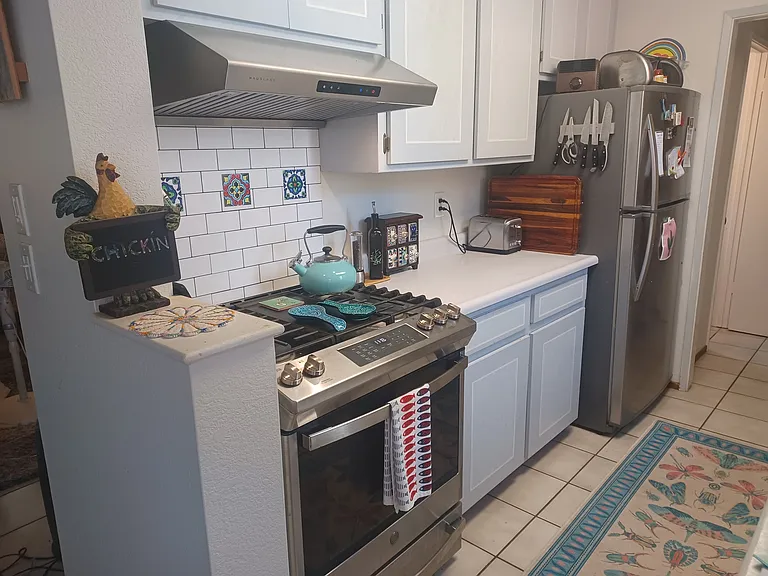 kitchen fully furnished, gas stove with built in air fryer, dishwasher, microwave