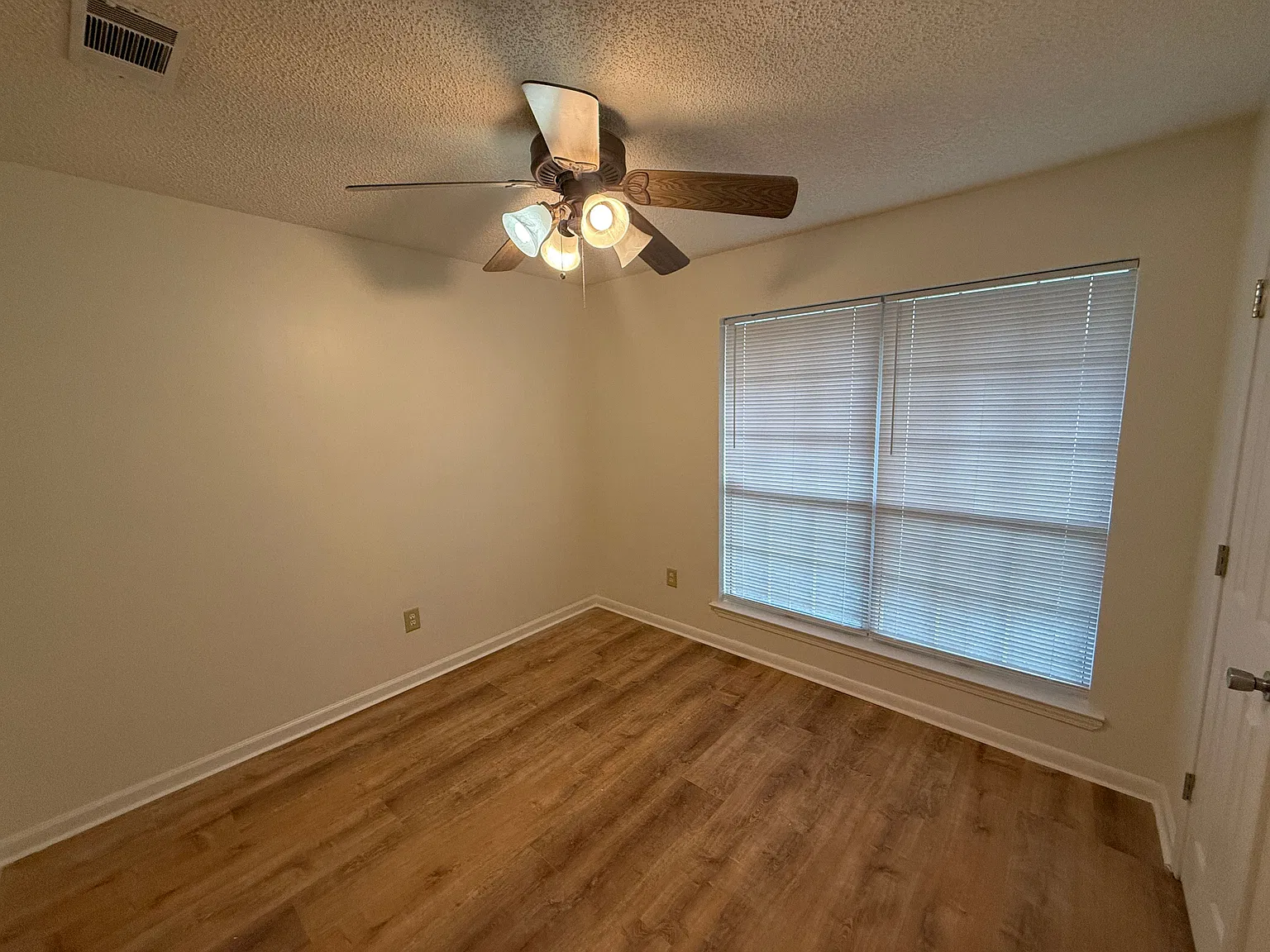 3 bed, 2.0 bath, 1142 sqft, $1,600 — Photo 2