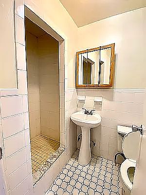 5th image of 471 Carroll St APT 1L
