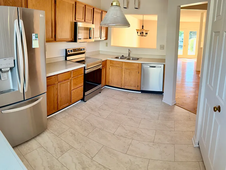 1336 Le Parc Ter — Photo 3
