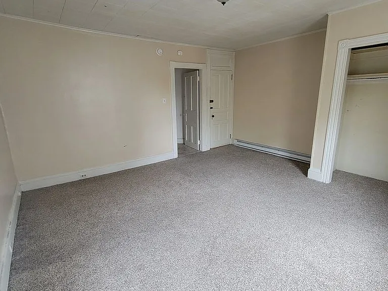 646 W Walnut St — Photo 6