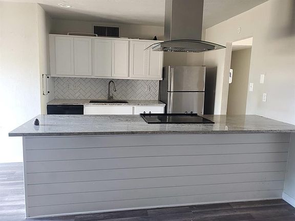 3rd image of 803 Circle Cove Dr