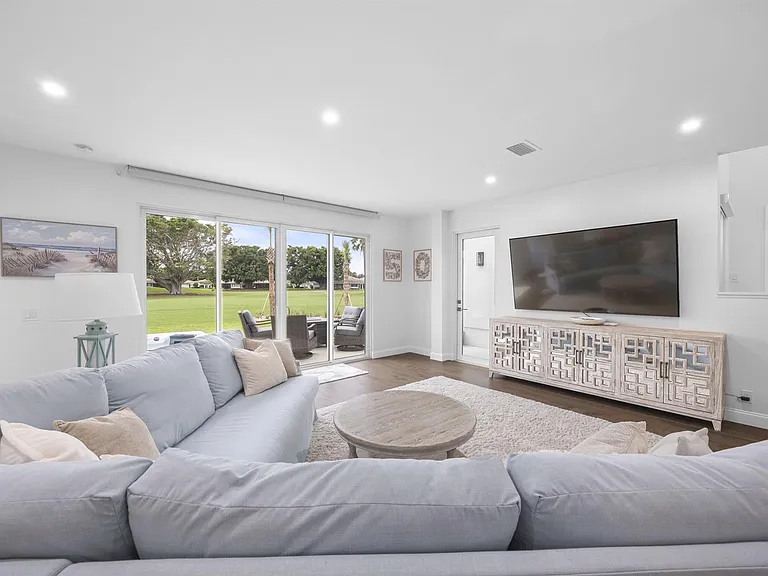 17235 Bay St — Photo 3