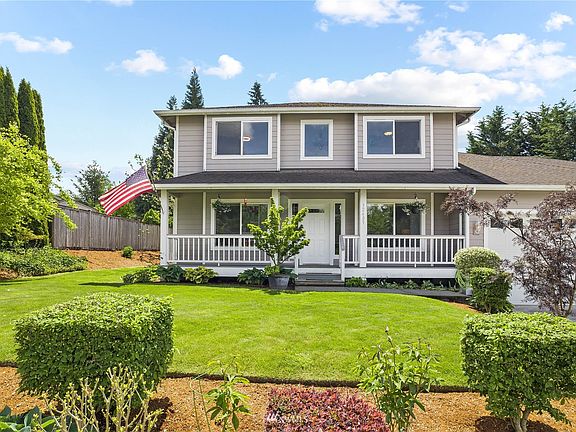 Large lot with spacious, landscaped yard