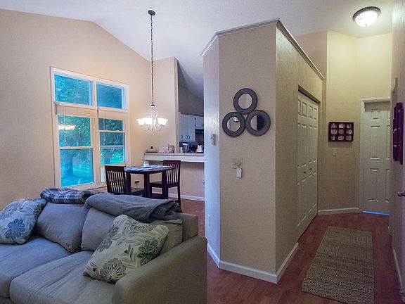 2nd image of 8 Cobble Ct
