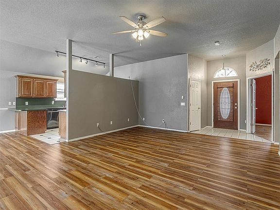 5th image of 901 SE 37th St