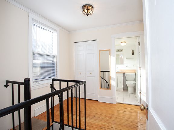 3rd image of 1247 W Wellington Ave #2R