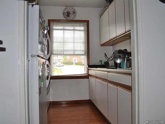 4th image of 15-4 Huguenot St