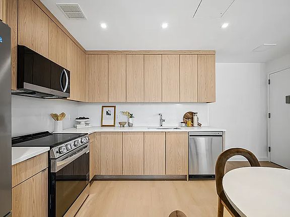 3rd image of 645 Park Pl #4C
