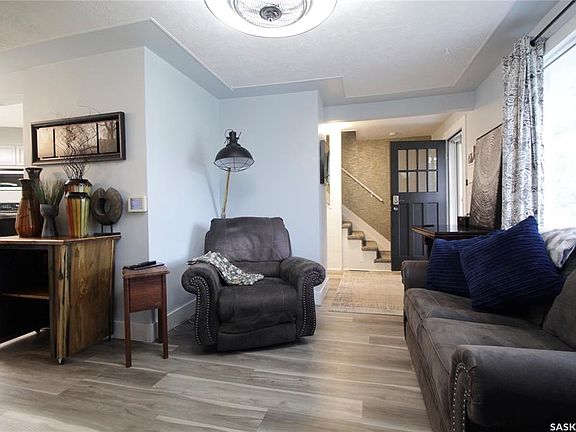 4th image of 808 Ellice STREET
