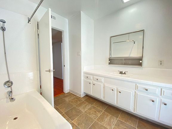 5th image of 511 N Kenmore Ave APT 305