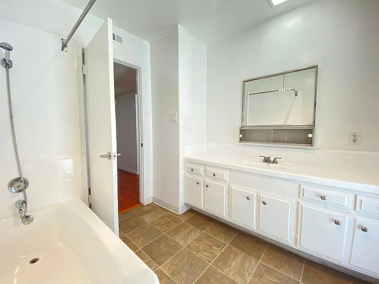 511 N Kenmore — Photo 13