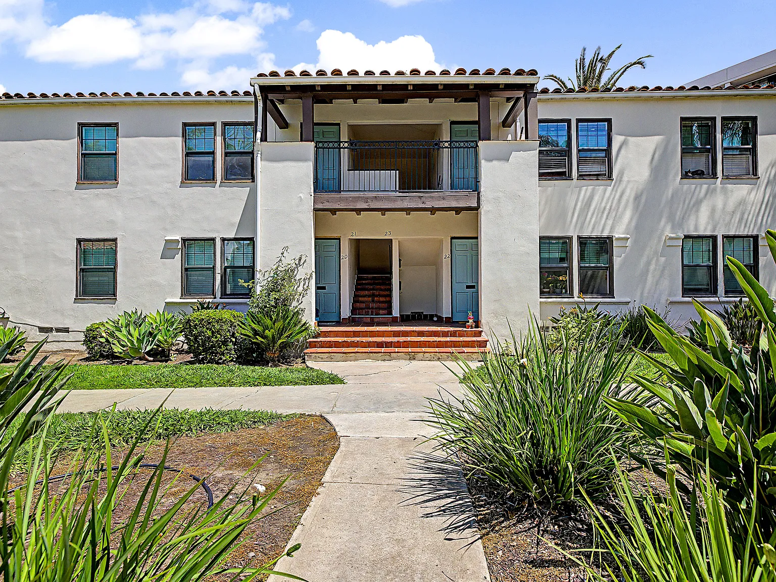 Las Palmas Apartments — Photo 2