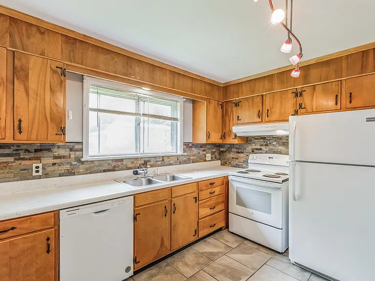 363 Carnation St — Photo 2