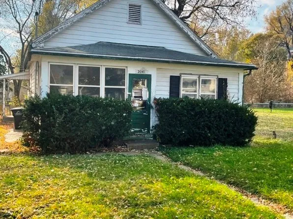2041 E Grand Ave, Des Moines, IA 50317