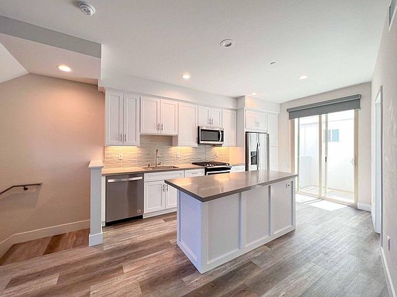 2nd image of 1420 Pacific Beach Dr #3