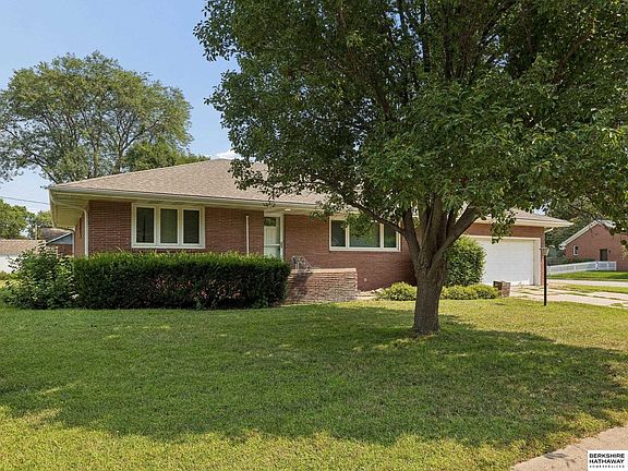 2nd image of 1960 Parkview Dr