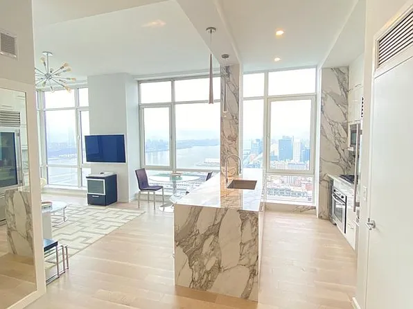 635 W 42nd St APT 45K, New York, NY 10036